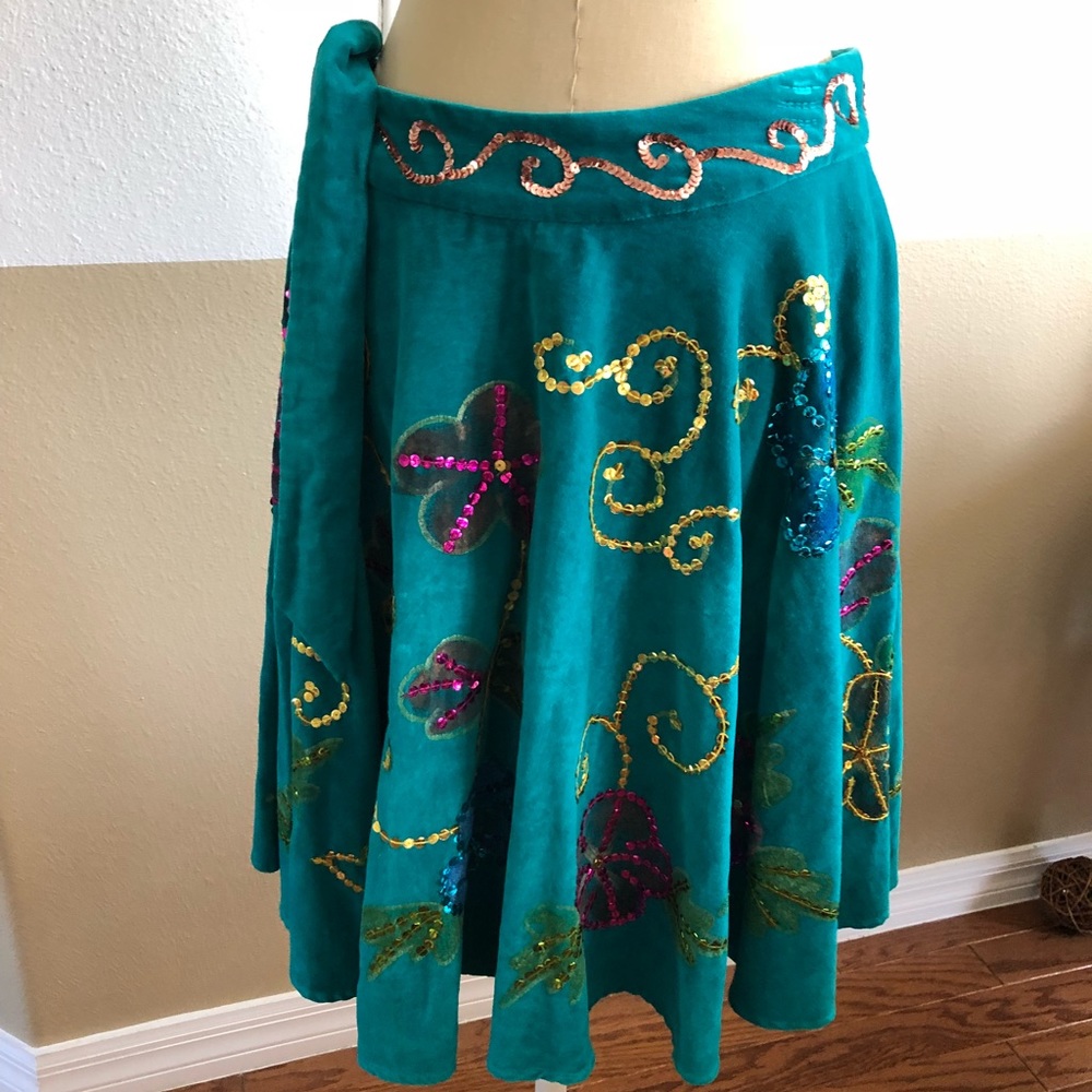 Size 6 GORG  Betsey Johnson “Betseyville” Skirt!